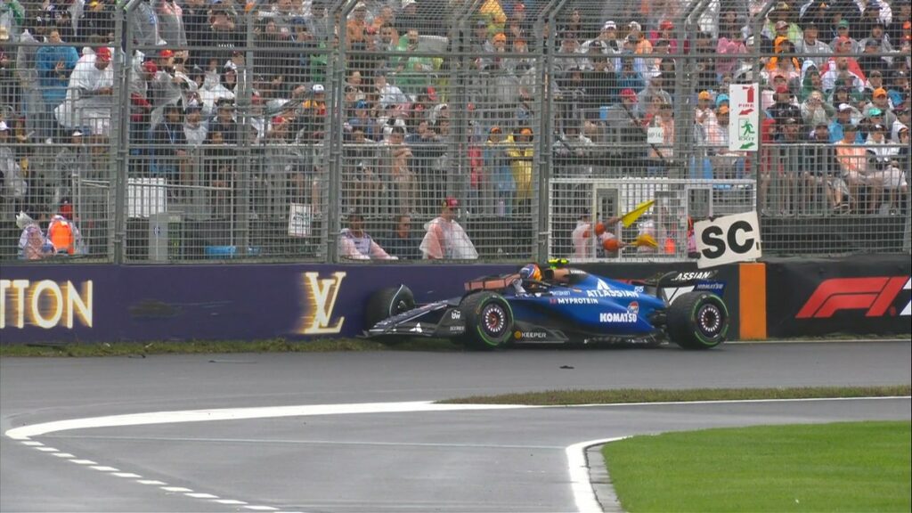 Gara F1 GP Australia 2025 Carlos Sainz contro le barriere di Curva 14