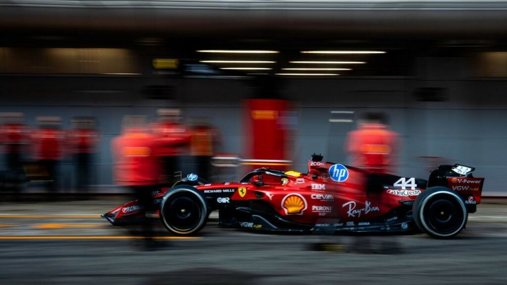 Nuova sospensione anteriore Ferrari SF-25, Lewis Hamilton durante i test privati a Barcellona