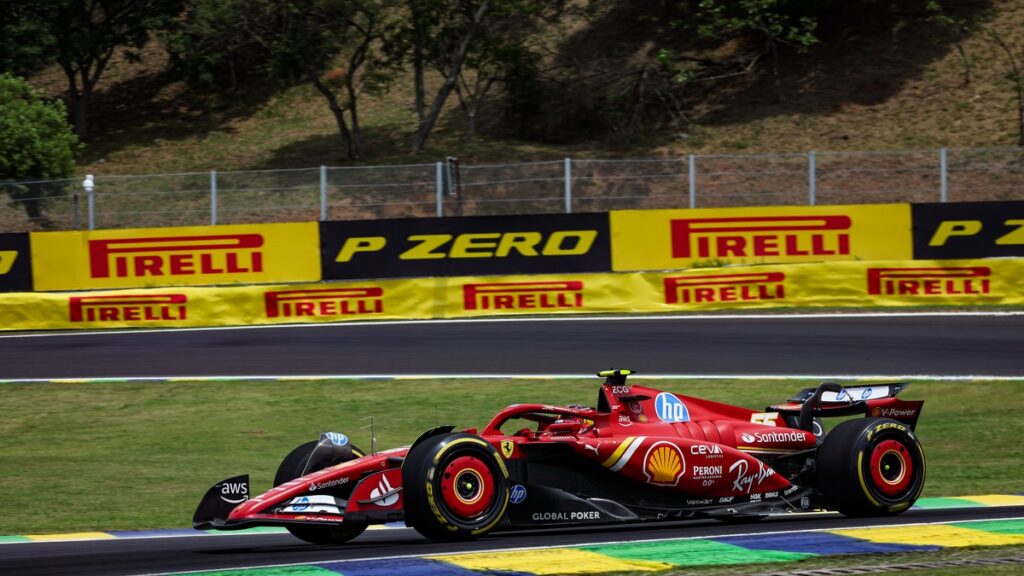 Ferrari SF-24 di Carlos Sainz in azione durante il GP del Brasile