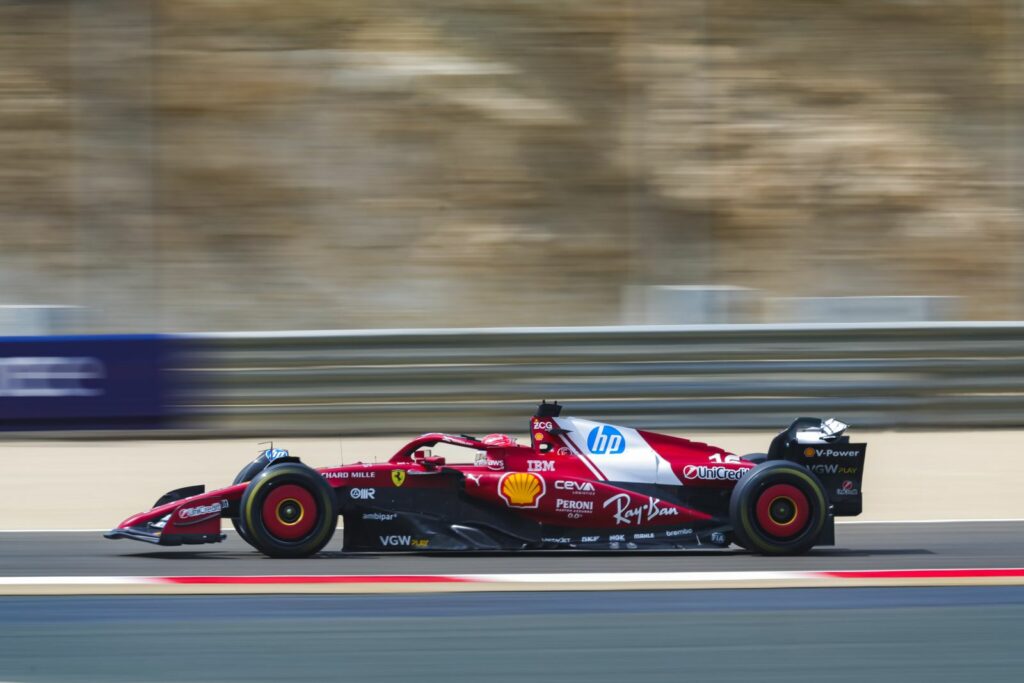 Ferrari SF-25 durante i test pre-stagionali in bahrain