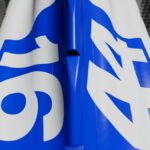 Dettagli numeri piloti Ferrari 16 e 44 in colore bianco blu