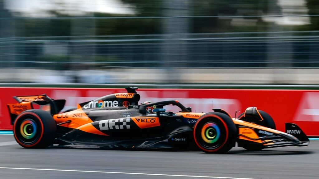 La MCL39 garantisce carico aerodinamico nei tratti lenti e, allo stesso tempo, minima resistenza sui rettilinei a velocità elevate grazie al mini DRS