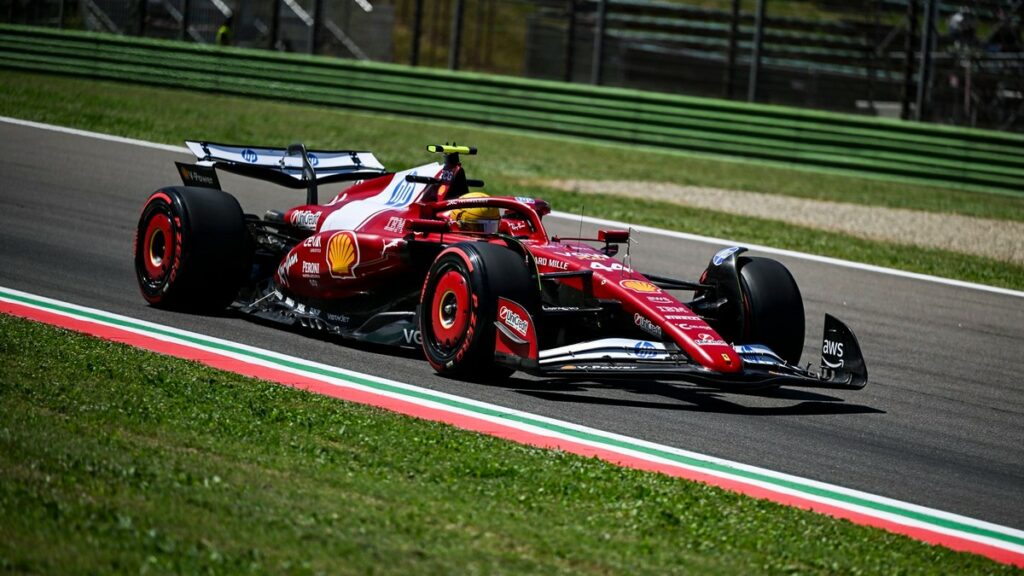 Lewis Hamilton sul circuito del Santerno durante le Prove Libere 2