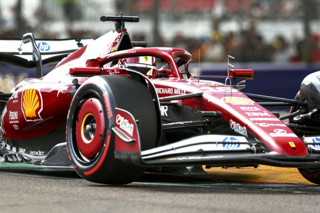 Le Ferrari di Charles Leclerc e Lewis Hamilton eliminate alla Q2 delle Qualifiche del GP di Imola