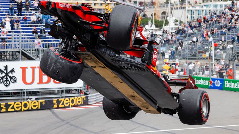 L'evoluzione del plank in Formula 1, questo è quello della Ferrari di alcuni fa.