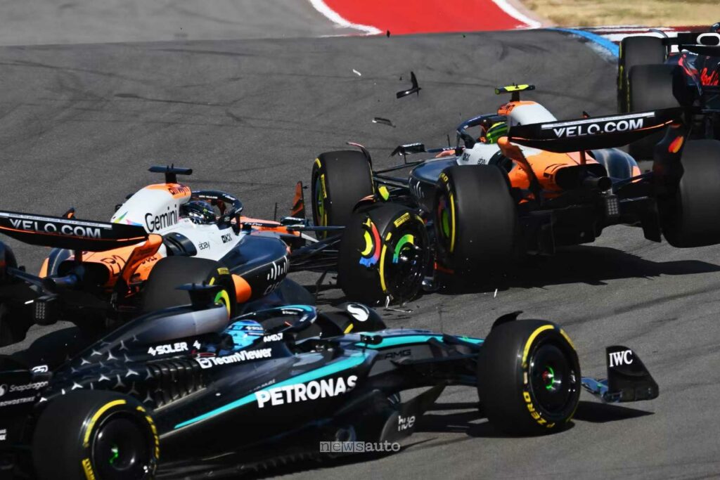 Alla prima curva un contatto tra Hulkenberg e Piastri ha innescato un incidente che ha eliminato entrambe le McLaren